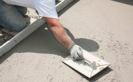 Pose d'une dalle de béton pour abri de jardin