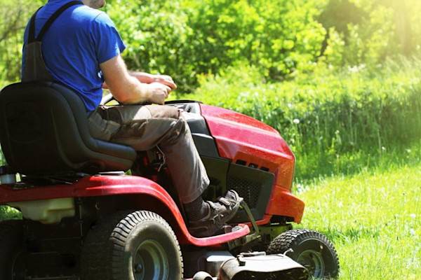 Un tracteur tondeuse pour les très grands terrains - ©vaivirga - stock.adobe.com