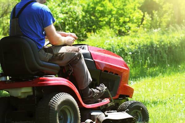 Un tracteur tondeuse pour les très grands terrains - ©vaivirga - stock.adobe.com