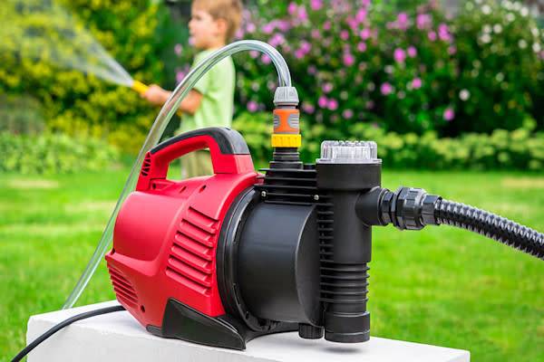 Une pompe à eau pour utiliser l'eau du récupérateur