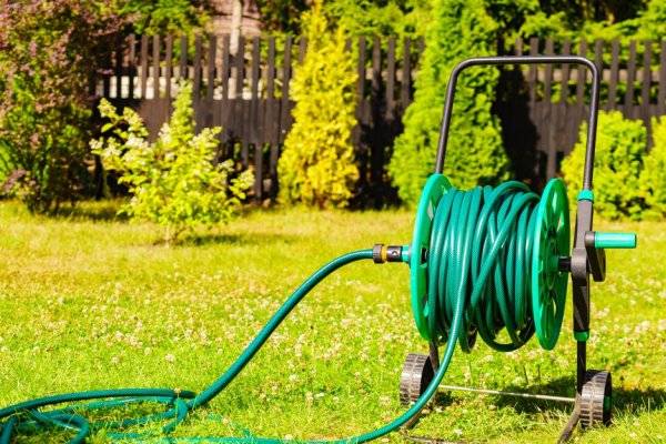 # Très pratique au quotidien, l'enrouleur de tuyau se choisit en fonction des besoins et des contraintes du jardin - © Voyagerix - stock.adobe.com