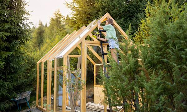 Une serre en bois faite maison - © rh2010 - stock.adobe.com
