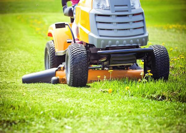 # Le plateau de coupe est un élément essentiel du tracteur tondeuse - © SL photo - stock.adobe.com
