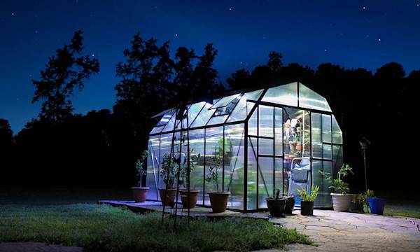 # Comment installer un éclairage dans une serre de jardin ? - © Guy Sagi - stock.adobe.com
