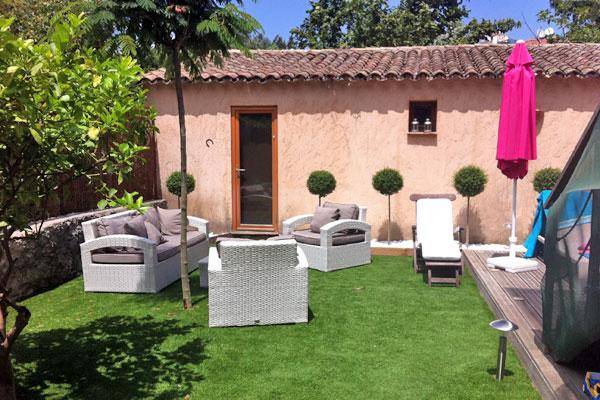 Jardin de ville tout en minéralité et en sobriété