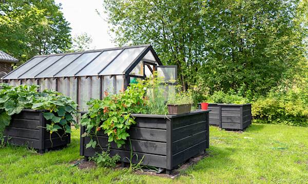 Comment intégrer une serre de jardin dans un plan de permaculture ?