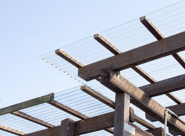 Comment couvrir un carport en bois ?