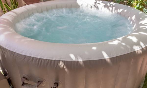 Les avantages du bois pour un abri de spa - © Unclesam 