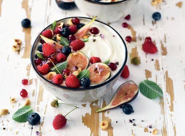Bowls aux fruits rouges, figues, noisettes et menthe