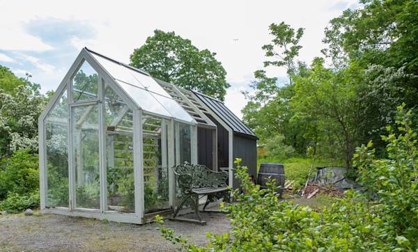 Comment aménager une serre dans un abri de jardin ?
