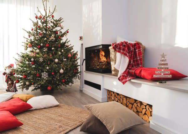 # Le pied d'un sapin de Noël n'est pas toujours très esthétique, mais les solutions sont nombreuses pour le cacher - © blackday - stock.adobe.com