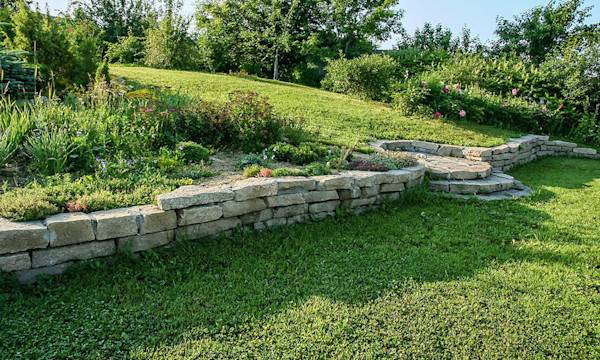 Aménager une butte de terre en pente