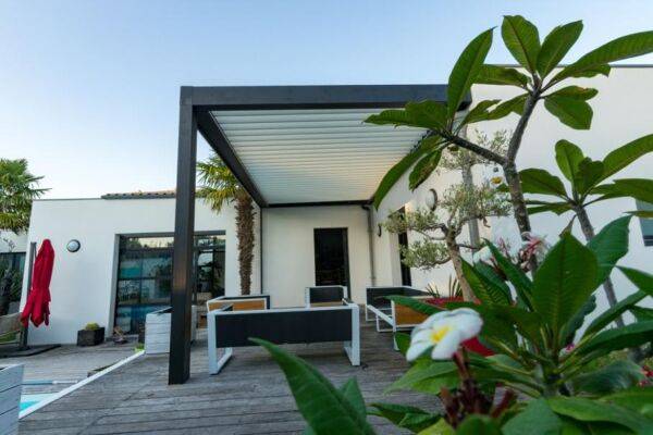 Comment choisir les bonnes fixations au mur pour une pergola ?