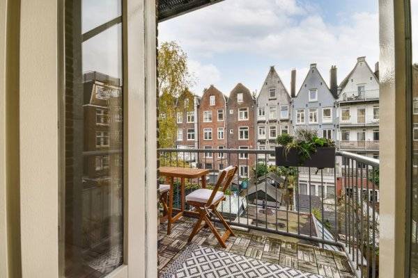 #Le balcon est un espace souvent exigu, comment y aménager un coin repas ? © Casa imágenes - stock.adobe.com
