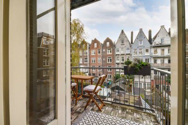 #Le balcon est un espace souvent exigu, comment y aménager un coin repas ? © Casa imágenes - stock.adobe.com