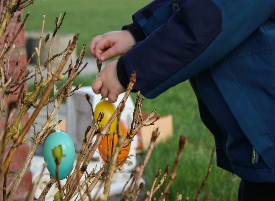 Un arbre de Pâques en train d’être décoré