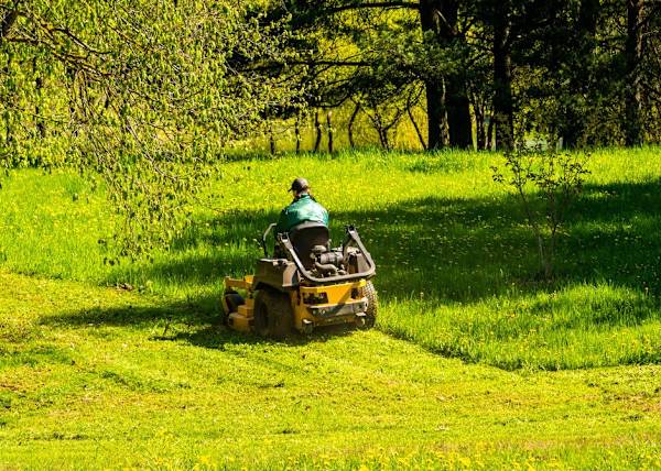 # Le tracteur tondeuse, un équipement indispensable pour les grands terrains - © graja - stock.adobe.com
