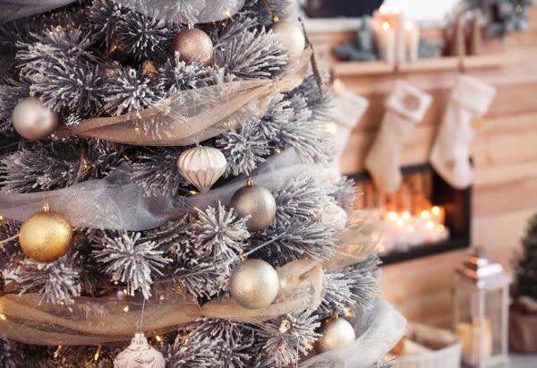 Comment mettre les guirlandes sur le sapin de Noël ?
