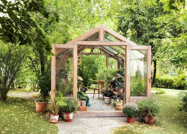 Choisir une serre en bois - © stock_studio - stock.adobe.com
