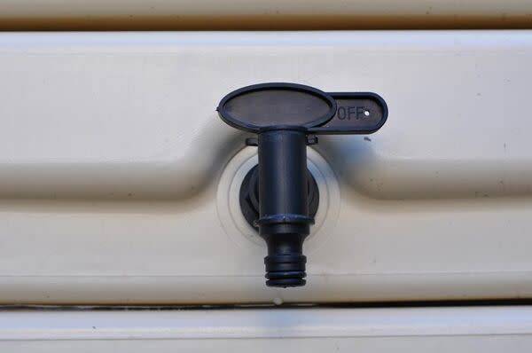 Mettre un robinet sur une cuve plastique