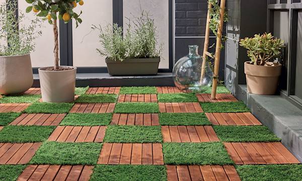 Habiller une terrasse de gazon synthétique et de bois