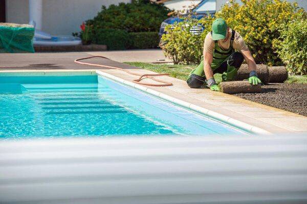 Quel aménagement pour les contours d'une piscine ?