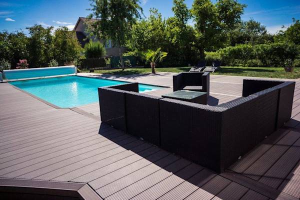 Un salon de jardin en résine : une idée moderne et confortable pour le bord d'une piscine