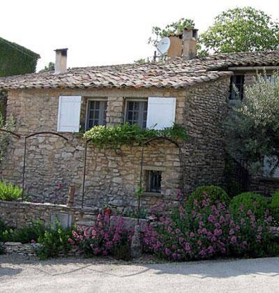 Un petit jardin de village avec terrasse