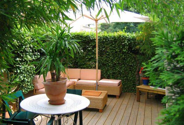 Un salon de jardin confortable