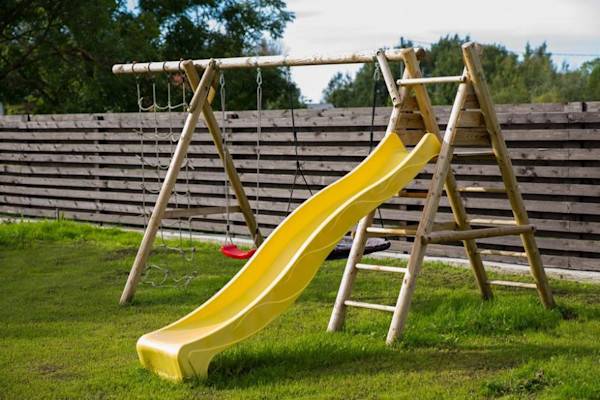 Balançoire et toboggan sont des jeux très appréciés des enfants - ©Maarja - stock.adobe.com