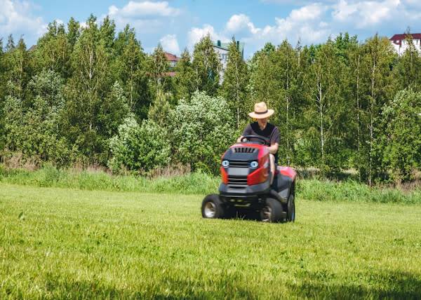 # Le choix du tracteur tondeuse est encore plus important pour un très grand terrain - © Hannah - stock.adobe.com