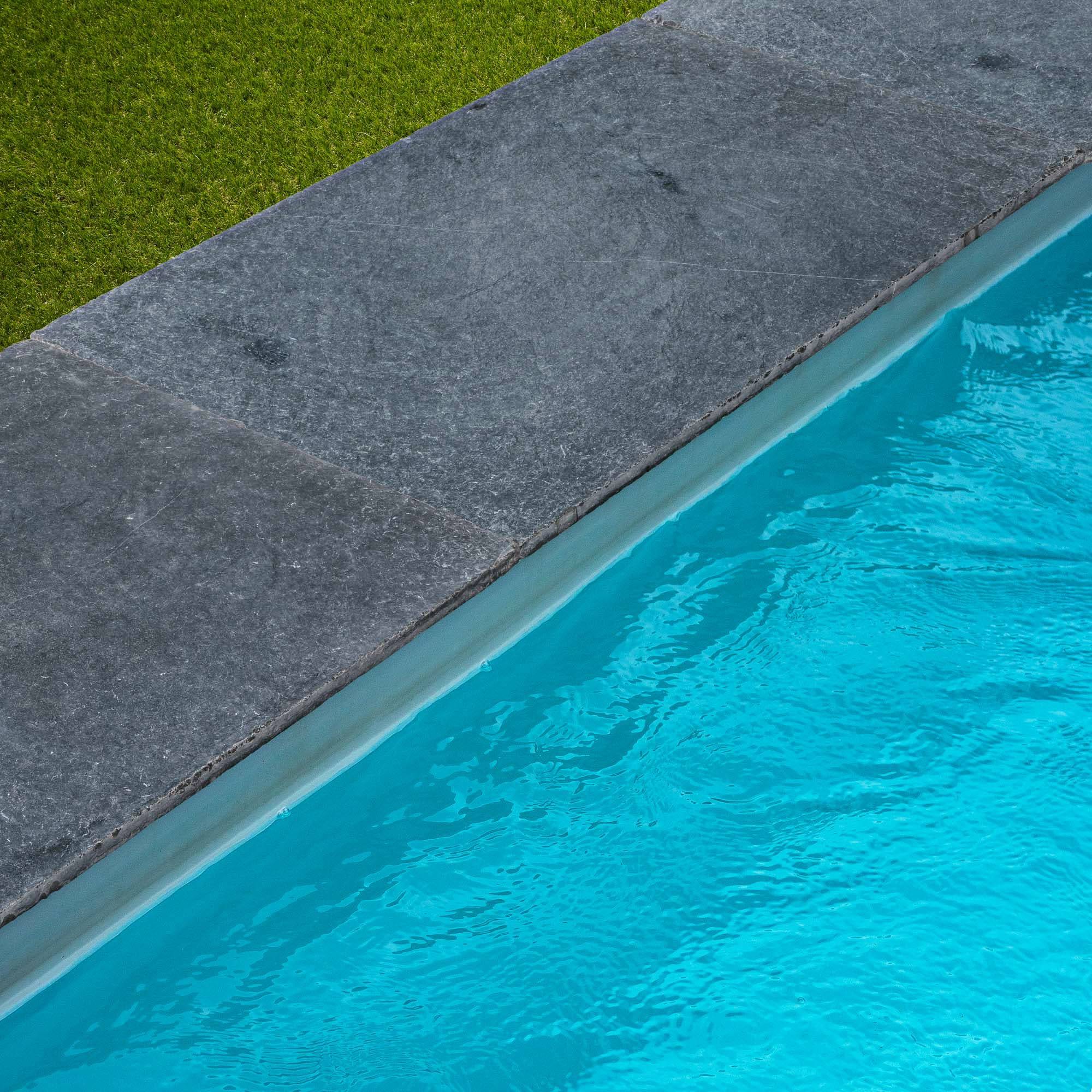 RO'MA Nature - Margelle de piscine Pierre Bleue du Vietnam 90x60x2 cm Bord Droit (à l'unité) - RO'MA NATURE - Image 1