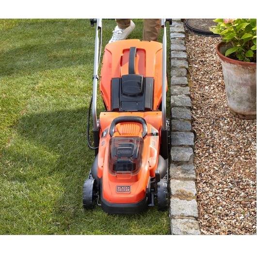Tondeuse 33 cm 18V de 25 à 65 mm de hauteur, fonction mulching, sac collecteur 35 L - BLACK+DECKER - avec 2 batteries 18v 4Ah et chargeur - BCMW33184L - Image 6