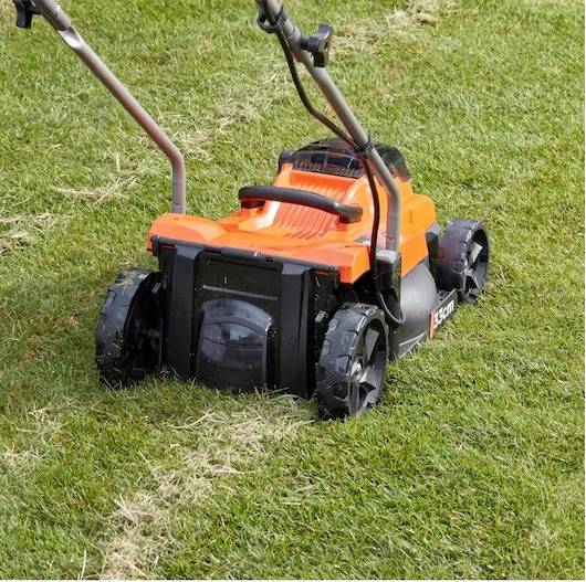 Tondeuse 33 cm 18V de 25 à 65 mm de hauteur, fonction mulching, sac collecteur 35 L - BLACK+DECKER - avec 2 batteries 18v 4Ah et chargeur - BCMW33184L - Image 7