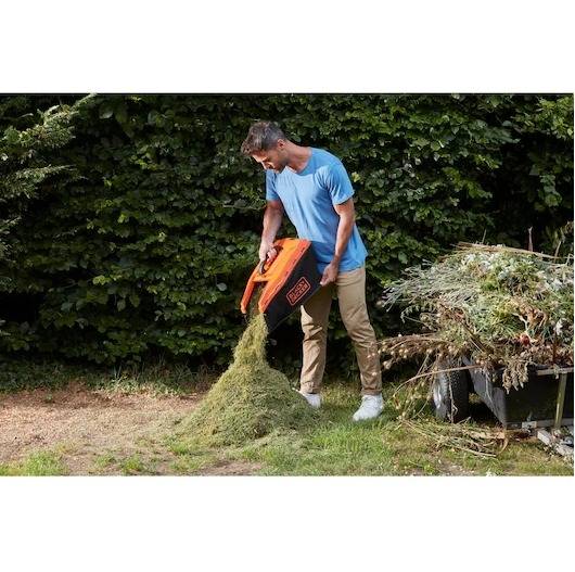 Tondeuse 33 cm 18V de 25 à 65 mm de hauteur, fonction mulching, sac collecteur 35 L - BLACK+DECKER - avec 2 batteries 18v 4Ah et chargeur - BCMW33184L - Image 4