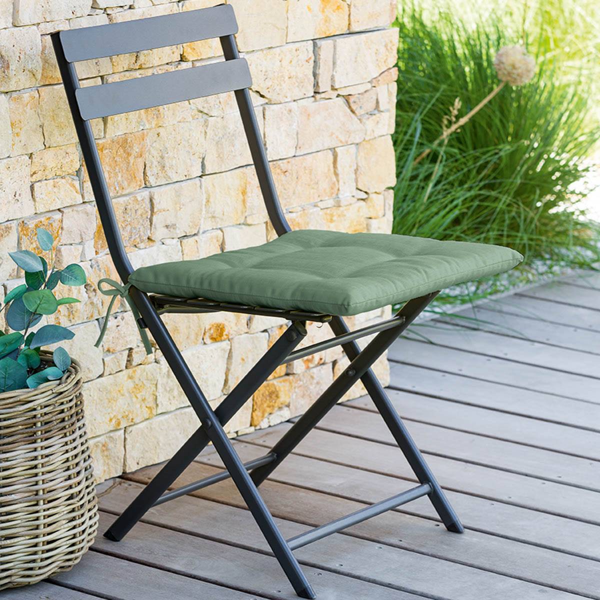 Hesperide - Galette de chaise carrée 4 points "Korai" vert olive 40x40x4cm en polyester Hespéride - Image 1