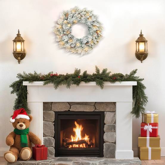 ComfortXL - Couronne de Noël lumineuse en plastique vert et blanc 60 cm effet neige avec 35 LED et minuterie pour l'intérieur - Image 8