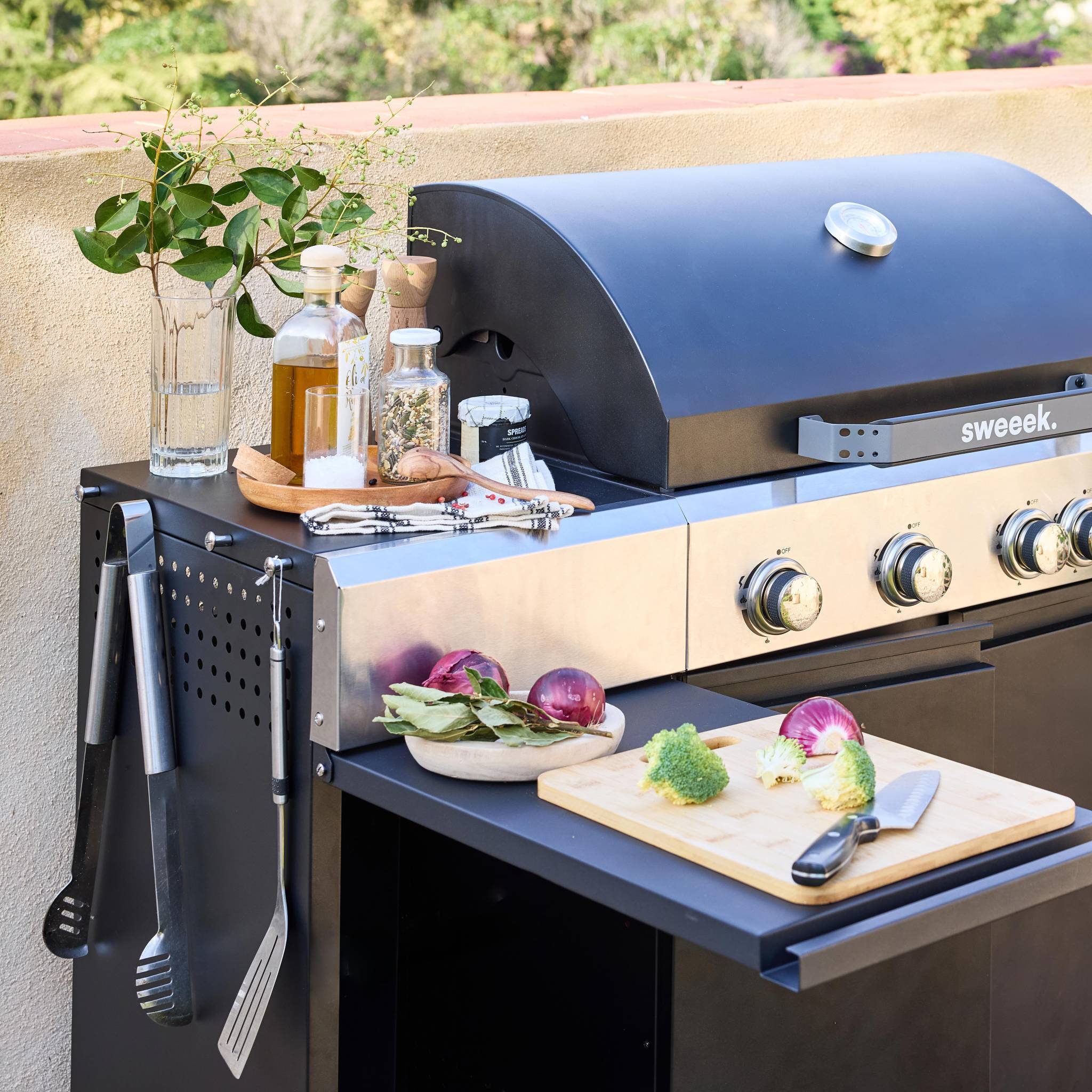 sweeek - Barbecue gaz 4 brûleurs + 1 feu latéral MAXIM noir. Acier. thermomètre intégré. récupérateur de graisse. grille de chauffe. L 145.5 x P 61.5 | sweeek - Image 5