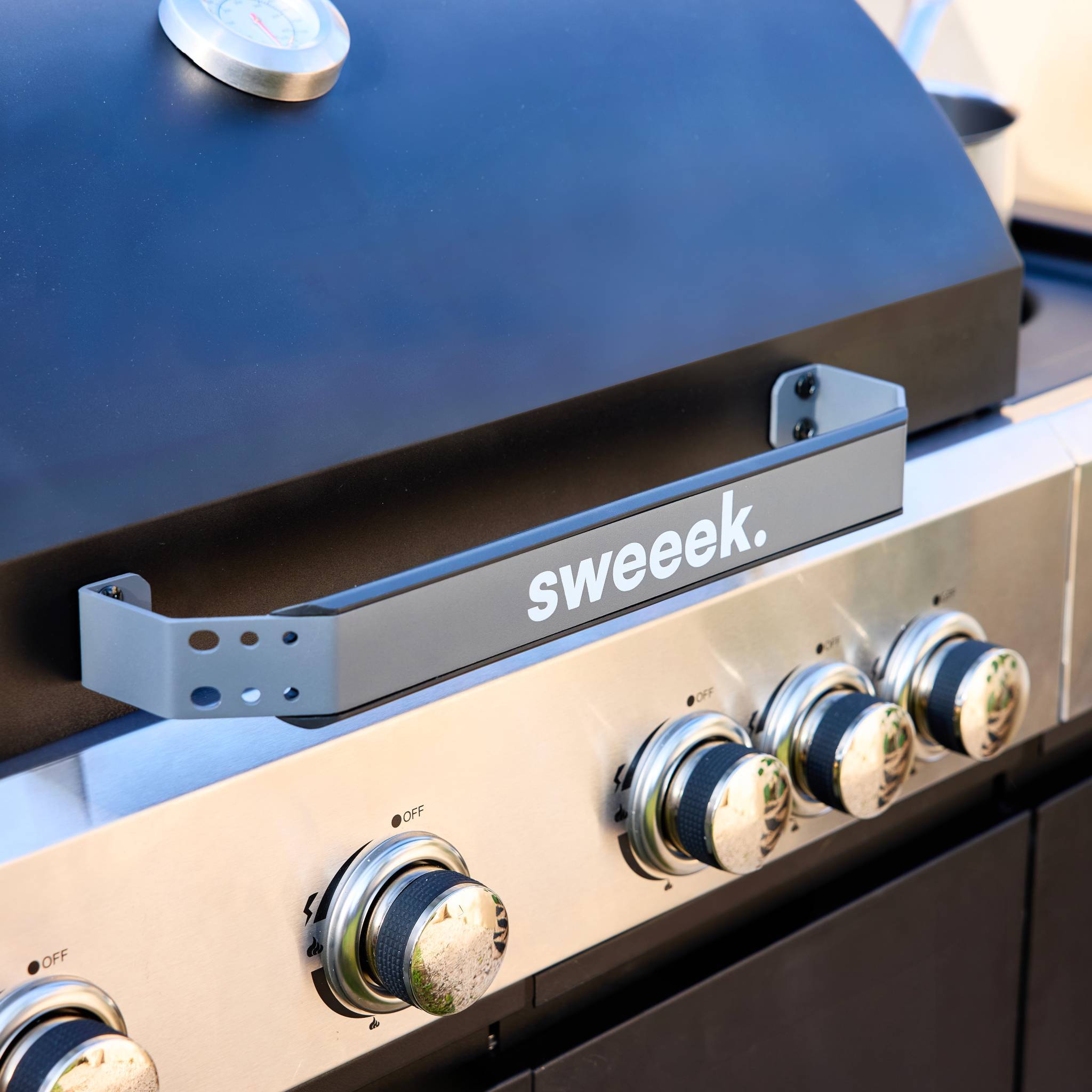 sweeek - Barbecue gaz 4 brûleurs + 1 feu latéral MAXIM noir. Acier. thermomètre intégré. récupérateur de graisse. grille de chauffe. L 145.5 x P 61.5 | sweeek - Image 7
