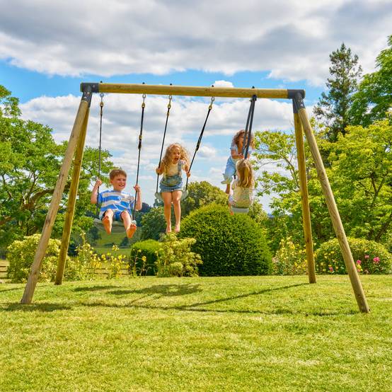 Portique bois FSC® H224 cm avec 2 balançoires, vis-à-vis et kit d’ancrage inclus – TP Toys - Image 1