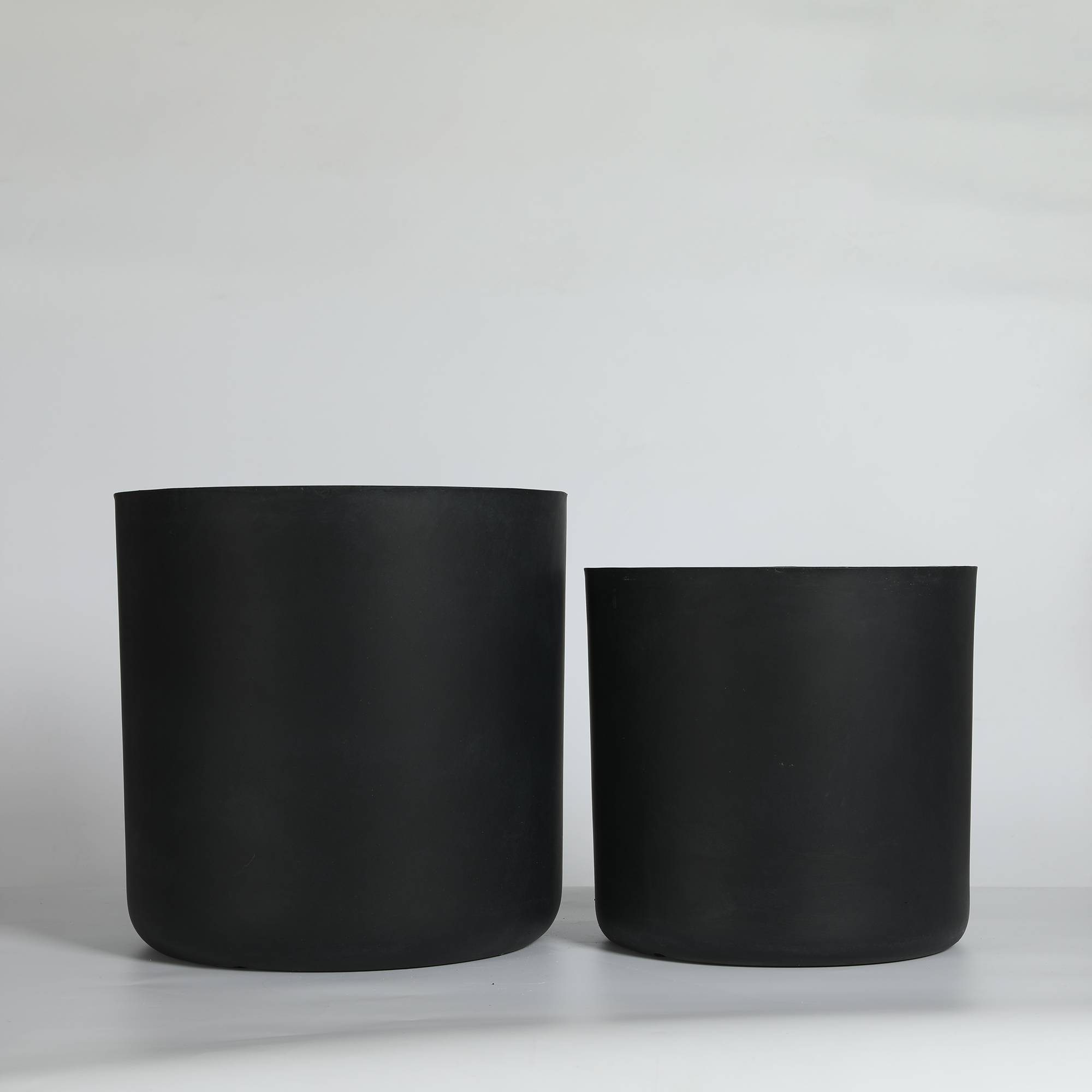 Lot de 2 Pots de Fleurs Ronds Magnésie Intérieur Extérieur avec Drainage Noir - ComfortXL Outdoor Living - Image 8