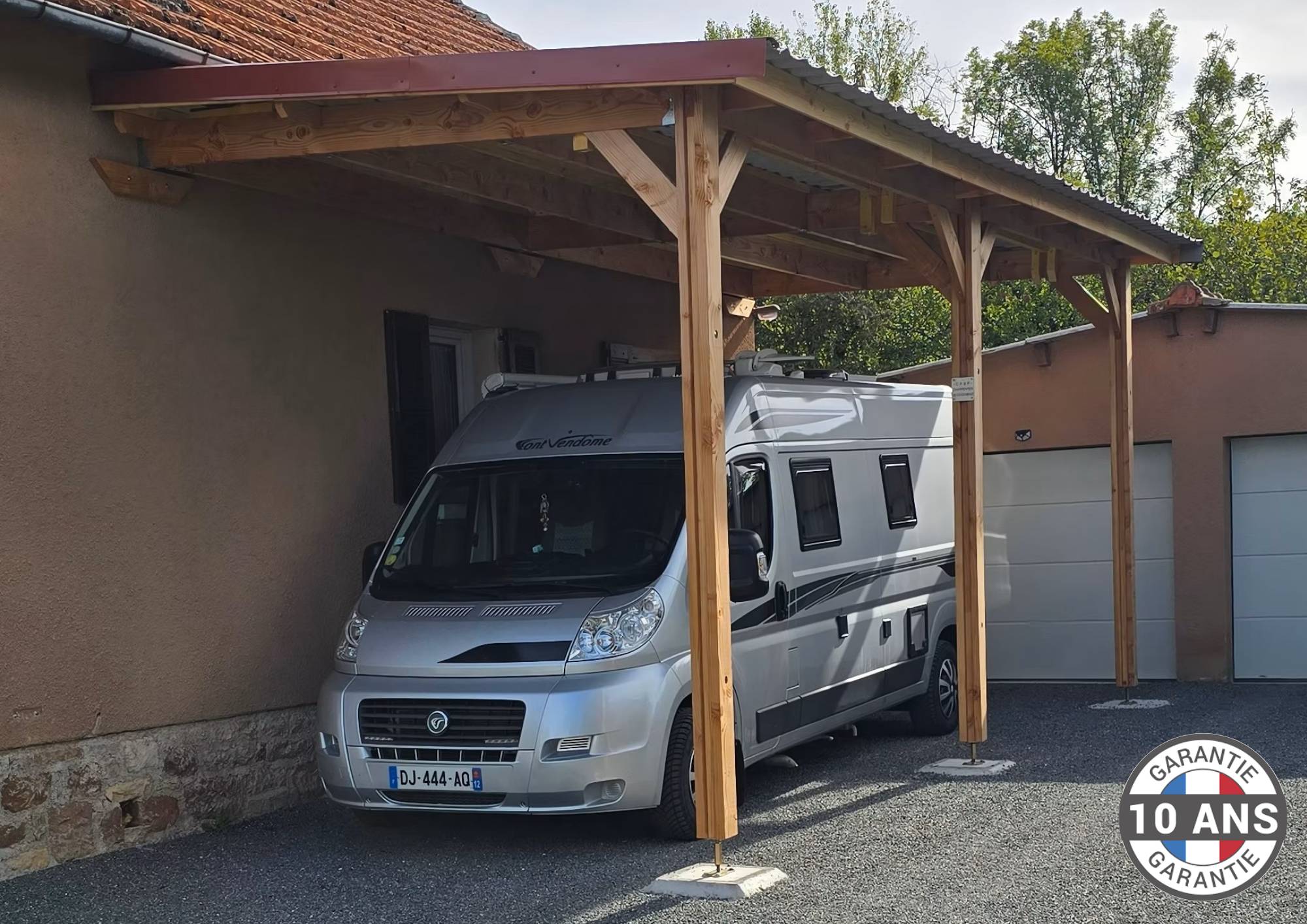 Cpbf Charpentes - Carport toit plat adossé 500cmx800cm bois DOUGLAS français (charpente - auvent - abri camping-car). 40 m². Garantie 10 ans.