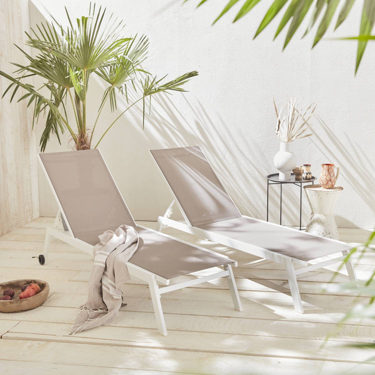 Lot de 2 bains de soleil ELSA en aluminium blanc et textilène taupe. transats multi positions avec roulettes | sweeek - Image 1