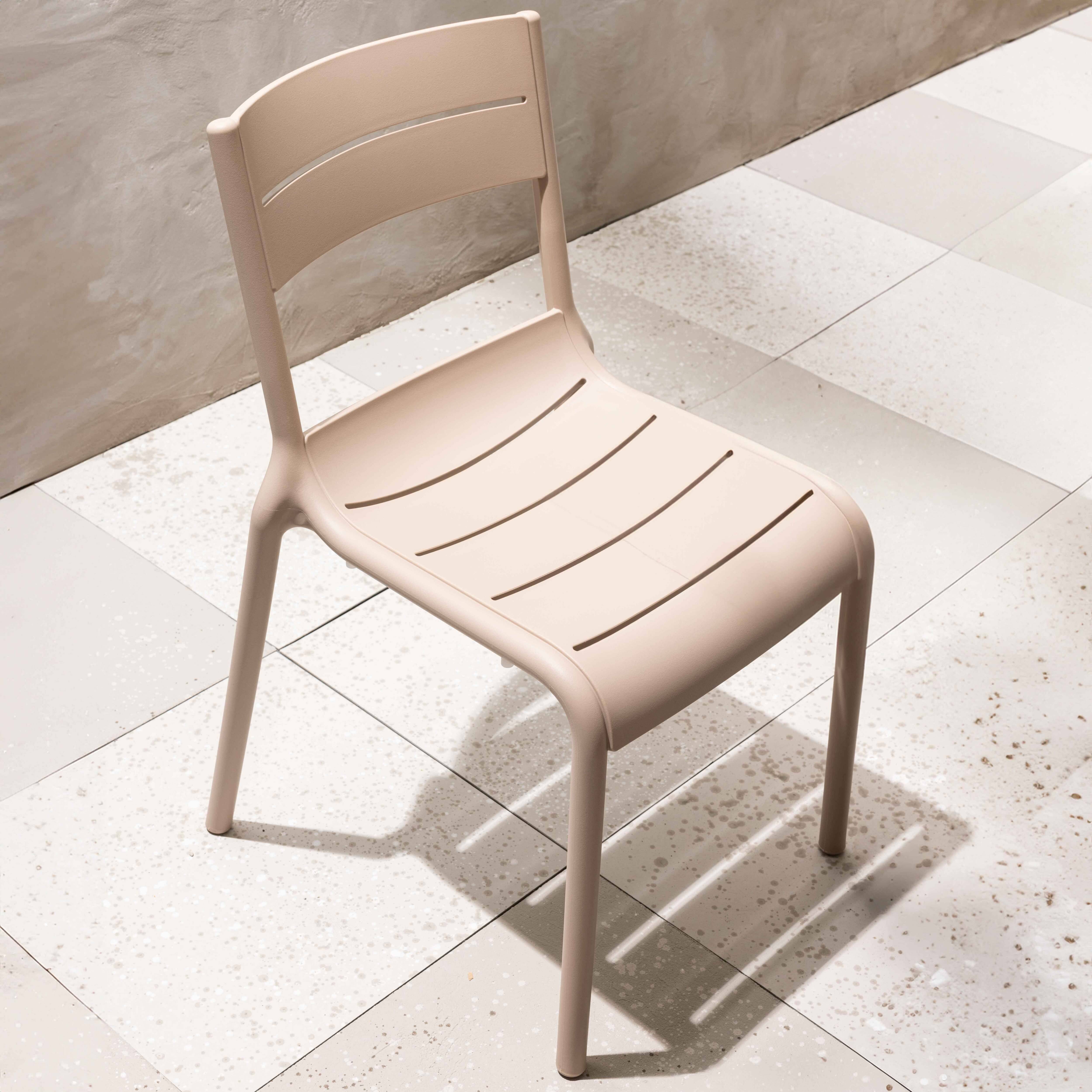 Oviala - Lot de 4 chaises de terrasse en plastique beige Paname - Oviala - Image 2