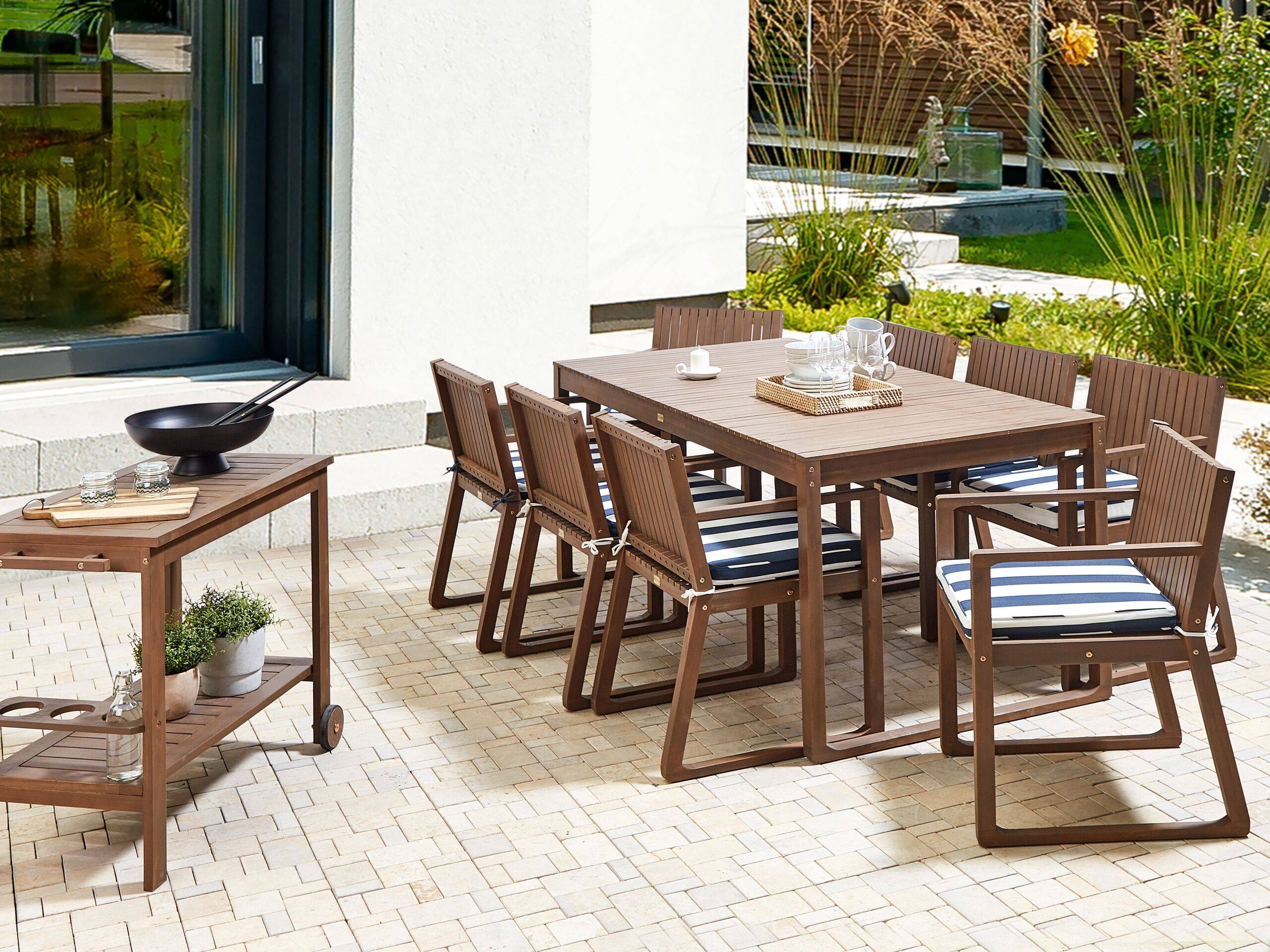 Beliani - Ensemble de Salle à Manger Extérieur Table en Bois d'Acacia Foncé 8 Chaises et Coussins Rayés Bleu Marine Blanc Jardin Rustique - Image 2
