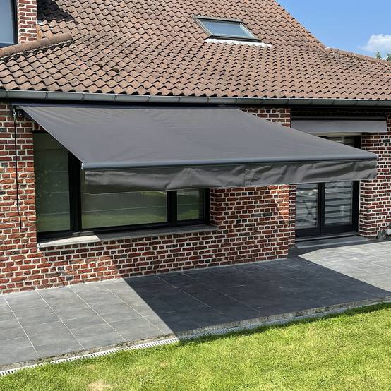 Store banne SAULE 3,5 × 3m avec semi-coffre - Toile anthracite et structure grise - HAPPY GARDEN - Image 5