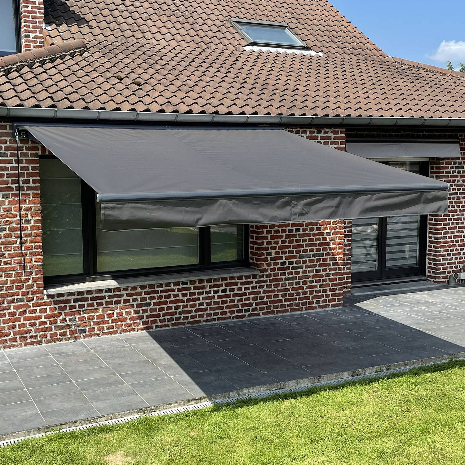 Store banne SAULE 3,5 × 3m avec semi-coffre - Toile anthracite et structure grise - HAPPY GARDEN - Image 5