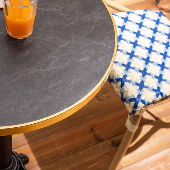 Oviala - Ensemble table de terrasse marbre noir et 2 chaises bleu Montmartre - Oviala - Image 5