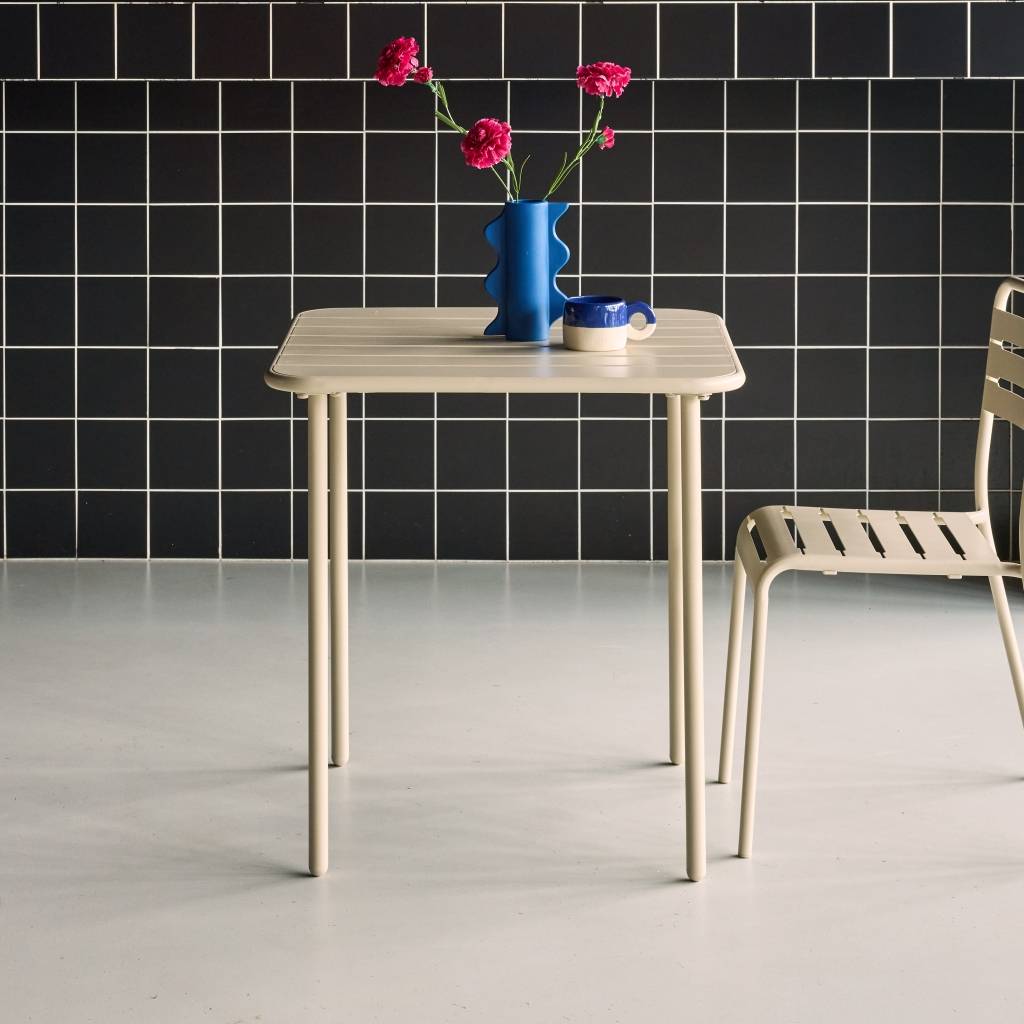 Table de jardin métal 2 places. beige. Amelia. 70x70cm. traitement antirouille. lattes et bords arrondis  | sweeek - Image 1