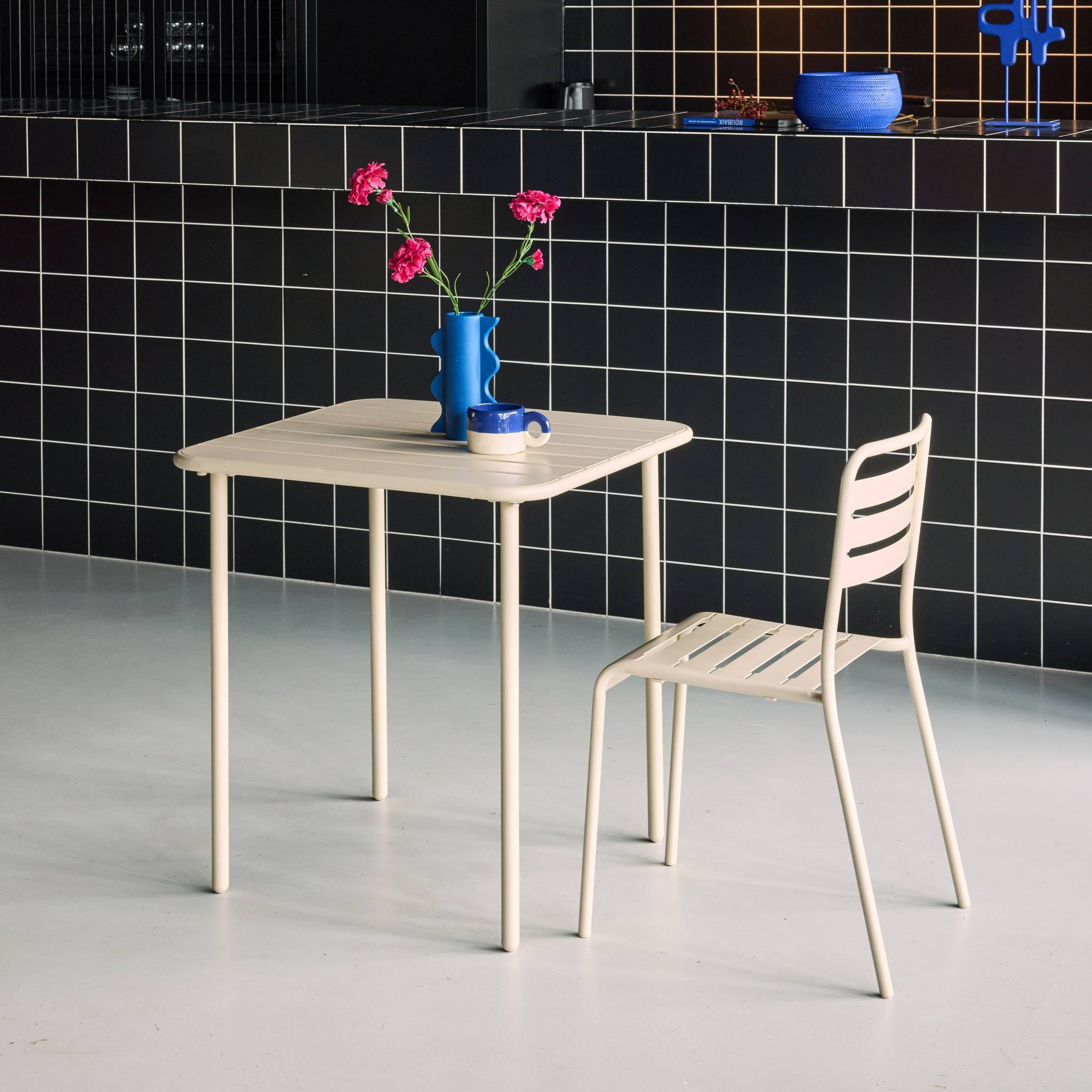 Table de jardin métal 2 places. beige. Amelia. 70x70cm. traitement antirouille. lattes et bords arrondis  | sweeek - Image 3